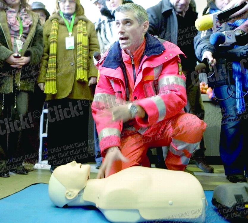 Reporterul Click! ne arată defibrilatorul montat în sediul  Palatului de Justiţie din Galaţi (FOTO: COSMIN COSTACHE)