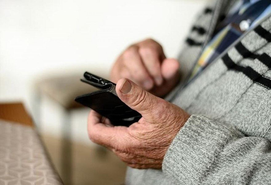 Vârstnic de 74 de ani, convins să investească 94.000 de lei pentru „susținerea financiară a țării”. Cum au acționat escrocii