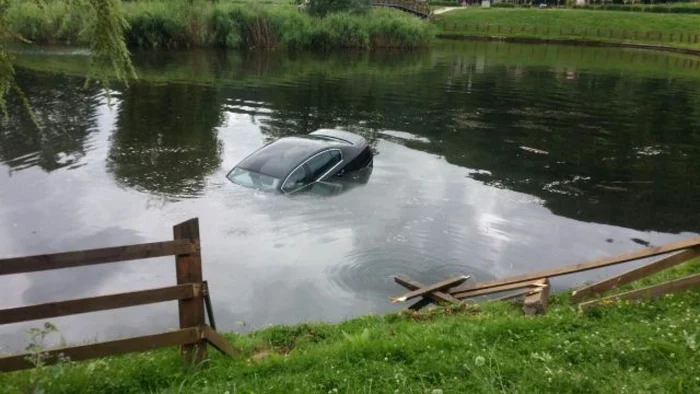 Maşina a fost scoasă din lac cu o auto macara FOTO Marian Bandur