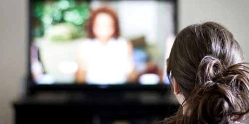 Dependenţa de televior îi face pe tineri nefericiţi Foto