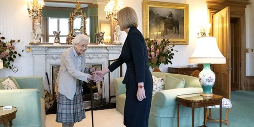 Regina Elisabeta a II a a parut fragila la intalnirea cu Liz Truss de la Castelul Balmoral (4) jpg