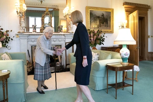Regina Elisabeta a II a a parut fragila la intalnirea cu Liz Truss de la Castelul Balmoral (4) jpg
