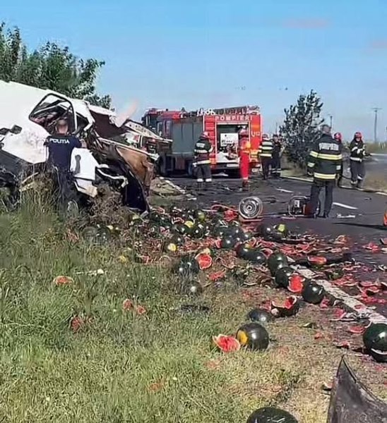 Doi morți și un rănit după ce o autoutilitară cu pepeni și un autoturism s-au ciocnit pe un drum din Teleorman. Una dintre mașini a luat foc
