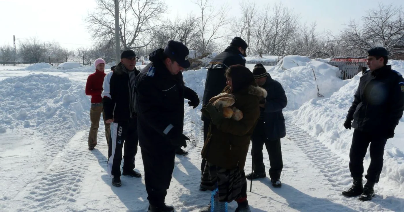 Jandarmii au împărţit ajutoare
