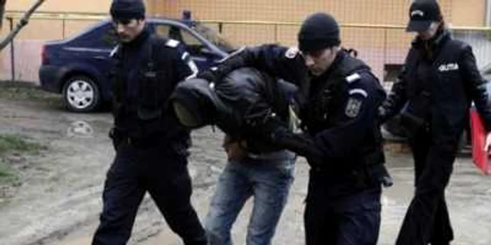 Poliţiştii i-au prins pe cei trei hoţi foto arhivă