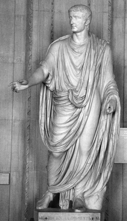 Împăratul Tiberius, statuie de marmură descoperită pe insula Capri, aflată la Muzeul Luvru  