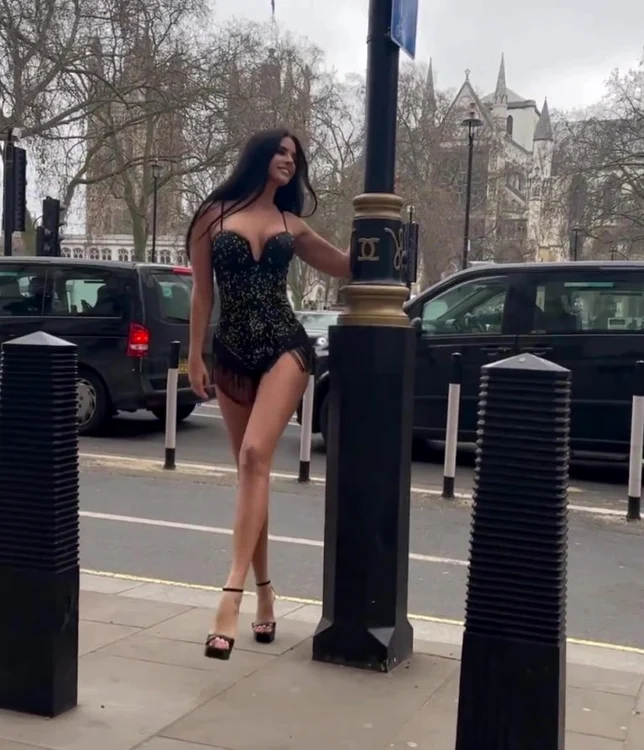 Ivana Knoll a oprit traficul în Londra (FOTO: Instagram/ knolldoll)