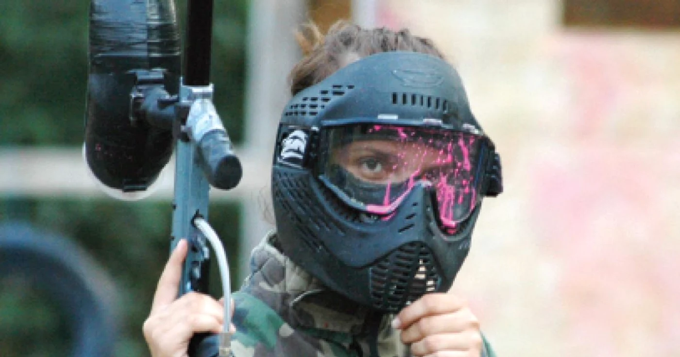 La paintball, combatantul este scos din joc după ce este lovit de o bilă cu vopsea