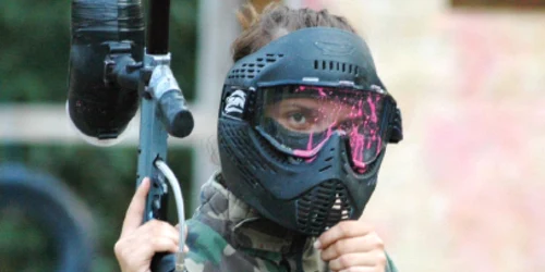 La paintball, combatantul este scos din joc după ce este lovit de o bilă cu vopsea