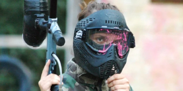 La paintball, combatantul este scos din joc după ce este lovit de o bilă cu vopsea