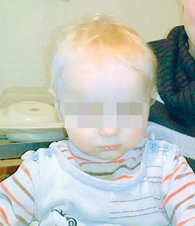 
    În momentul dispariţiei, copilul purta o bluză şi o căciulă albe, pantaloni negri şi ghete portocalii (Foto: Poliţia Română/ Capturi: infocs.ro)  