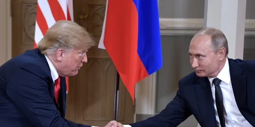 Vladimir Putin si Donald Trump dand mana in sala Gotica a Palatului Prezidential din Helsniki FOTO EPA-EFE