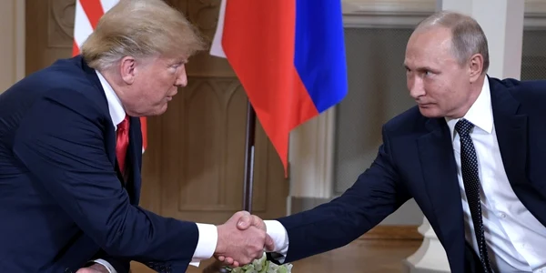 Vladimir Putin si Donald Trump dand mana in sala Gotica a Palatului Prezidential din Helsniki FOTO EPA-EFE
