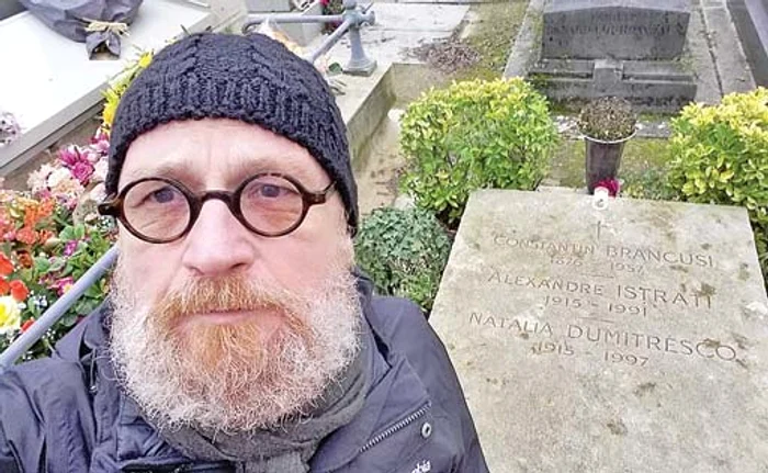 Ovidiu Cuncea s-a pozat lângă mormânt