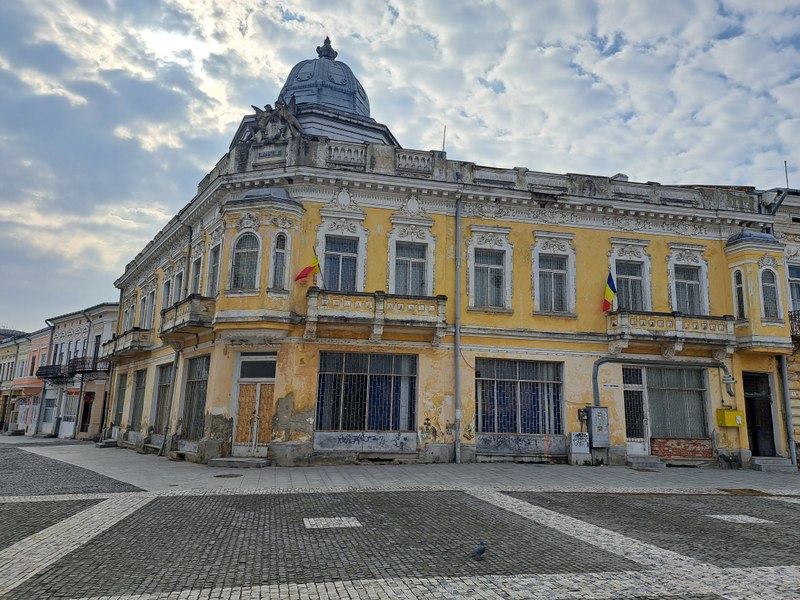 Povestea primului dealer auto din Moldova. Armeanul bogat care a adus în România mărci auto faimoase