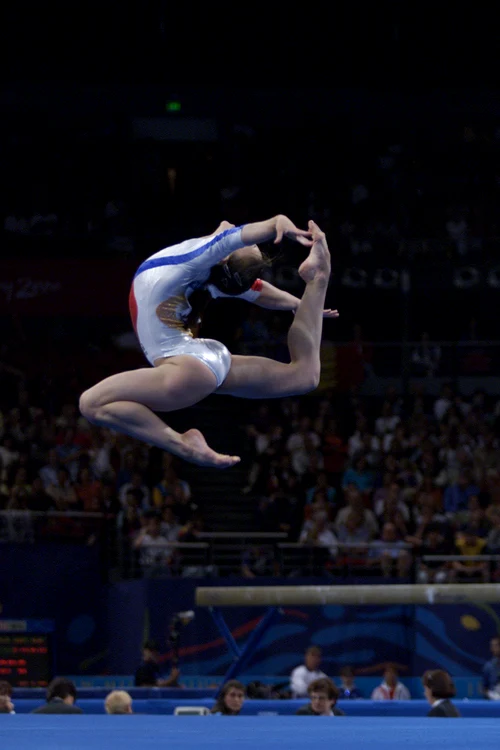 Andreea Răducan în finala probei de individual compus de la JO Sydey 2000