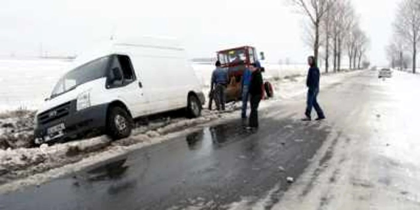 Maşina a fost scoasă din şanţ cu ajutorul unui tractor