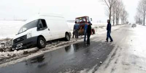 Maşina a fost scoasă din şanţ cu ajutorul unui tractor