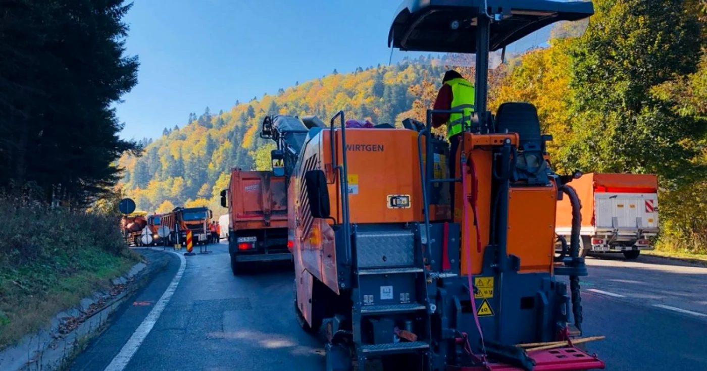 Traficul în zona de lucrări este dirijat de semafoare. Foto: DRDP Braşov