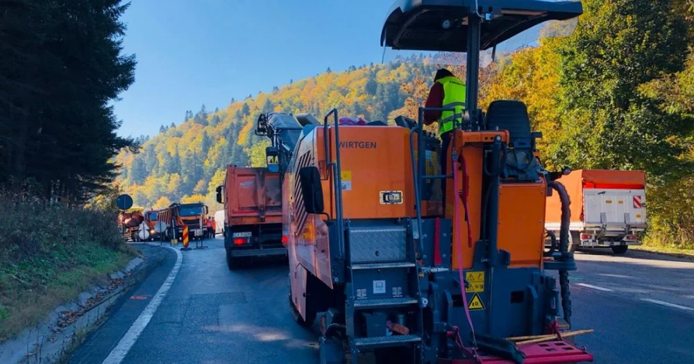 Circulația se desfășoară pe o bandă în Comarnic din cauza unor lucrări: cât timp este restricționat traficul