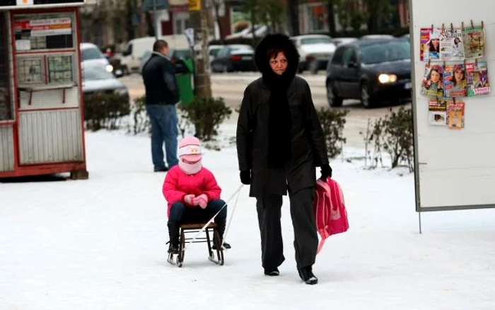 Copiii sunt duşi la şcoală cu sania