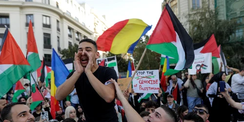 Miting de solidaritate cu poporul palestinian organizat în Piaţa Universităţii din București. FOTO Inquam Photos / George Călin