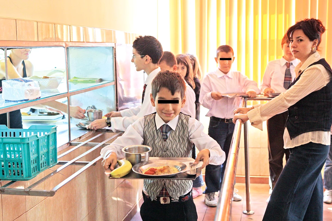 
    Şcolile care au deja cantine  pot oferi preparate calde elevilor. Însă, costurile de preparare a mâncării ar putea depăşi norma de 7 leiFoto: Gheorghe Florin   