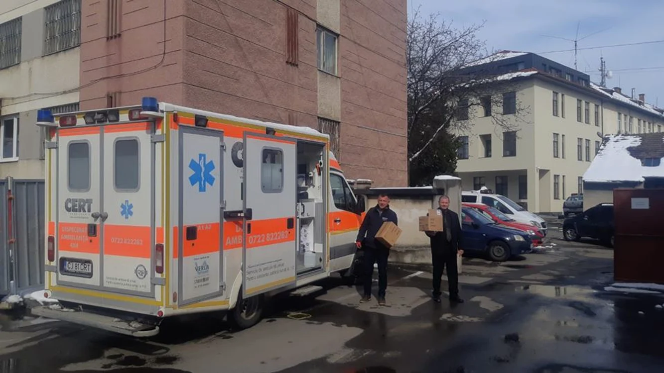 
    Tineri din Cluj donează spitalelor măşti şi viziere pe care le fabrică chiar eiFoto: Facebook  