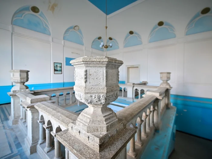 Imagine din interior, unde s-au păstrat doar elementele de arhitectură.