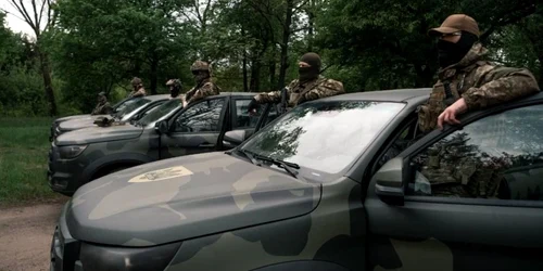 Ucrainenii folosesc camionete pe câmpul de luptă FOTO via X Maks 24 jpeg
