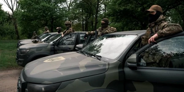 Ucrainenii folosesc camionete pe câmpul de luptă FOTO via X Maks 24 jpeg
