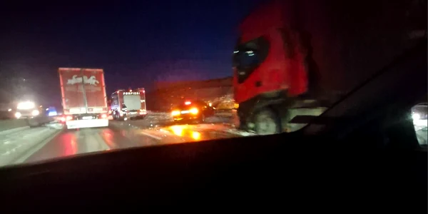 accident în care au fost implicate trei ansambluri rutiere pe A3 Moara Vlăsiei. FOTO: Facebook/A3 Autostrada - Romania