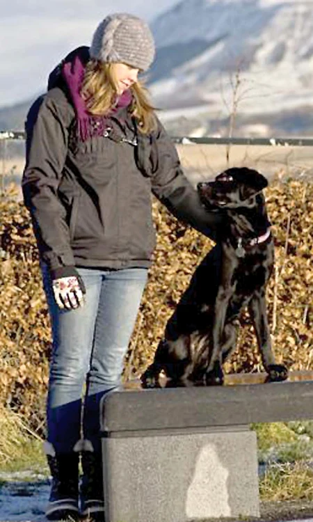 Ruby stă mai mult în casă, iar când iese la plimbare nu are voie să intre în contact cu iarba şi apa