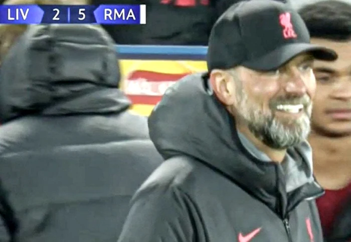 Jurgen Klopp, surprins zâmbind după cel de-al cincilea gol al madrilenilor FOTO Twitter