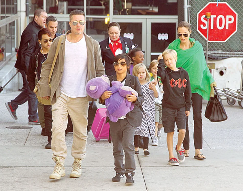 Angelina, împreună cu soţul ei, Brad Pitt, şi copiii (de la stânga  la dreapta): Maddox (13 ani), Pax (11 ani), Zahara (10 ani), gemenii Pax şi Vivienne (6 ani), Shiloh (8 ani)