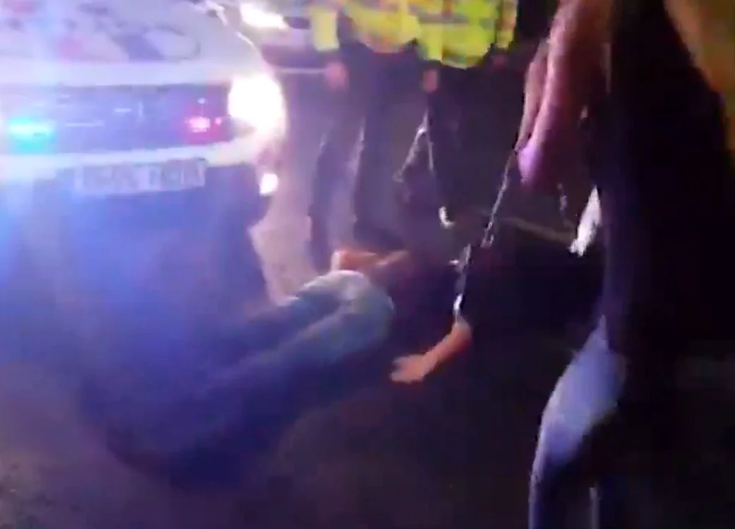 Cristian Boureanu a căzut lat, după ce a încasat un pumn de la polițistul pe care l-a lovit în zona inghinală
