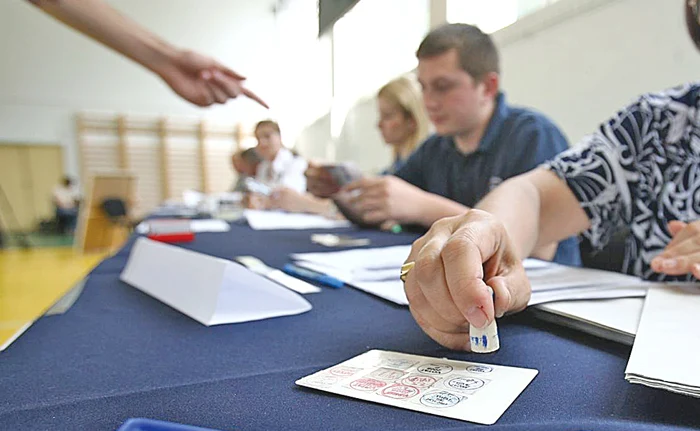 
    Din cauza alegerilor, autorităţile au lăsat garda jos şi nu au mai aplicat amenzi celor care nu respectă regulile anti-COVID-19  