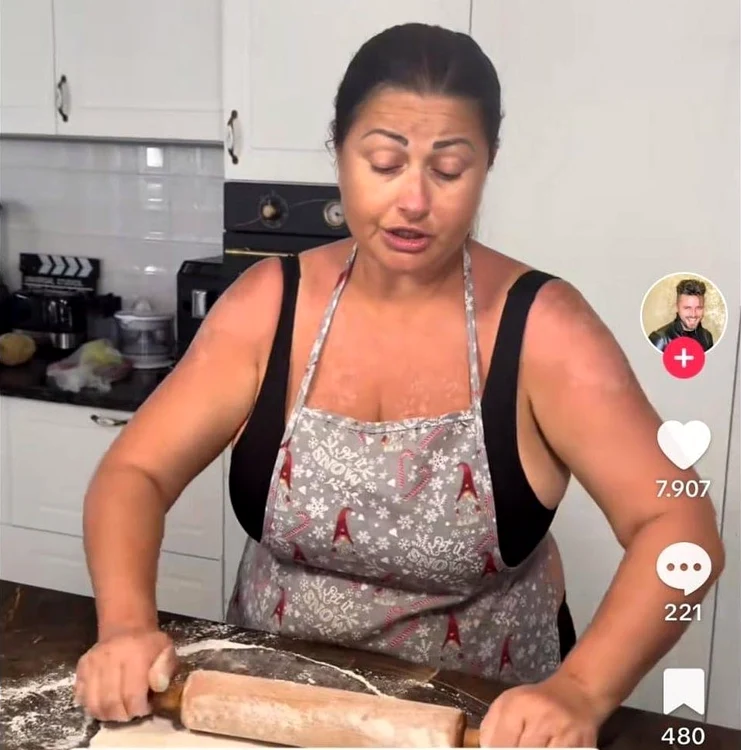 Gabriela Cristea în timp ce făcea cozonaci. Sursă: Instagram