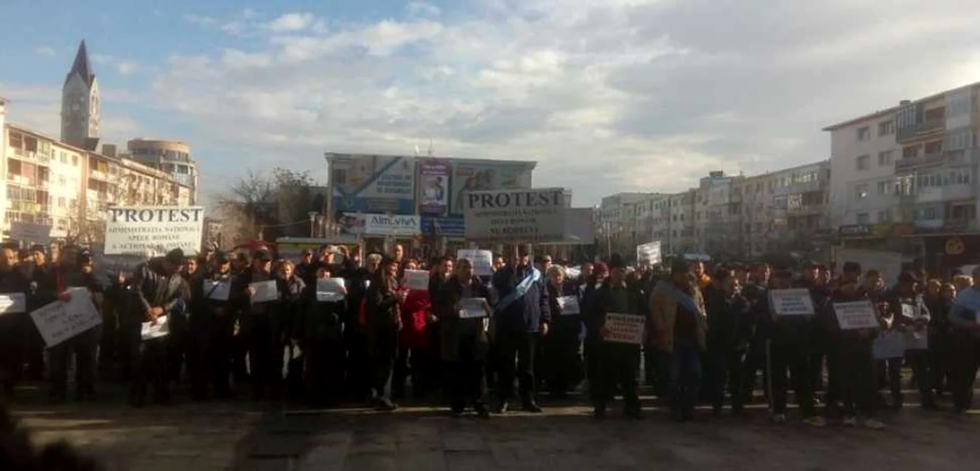 Protest al angajaţilor de la Apele Române  FOTO: news.ro
