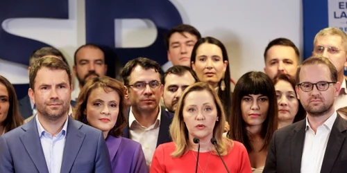 Elena Lasconi, președintele USR, face declarații de presă la încheierea primului tur al alegerilor pentru președinția României, la sediul partidului în București. FOTO Inquam Photos / Bogdan Buda