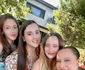 Cu superbele ei nepoate, care au părul la fel de lung 