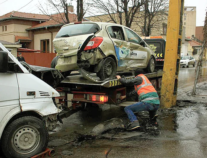 Opelul nu a acordat prioritate şi a izbit microbuzul supraîncărcat cu pasageri