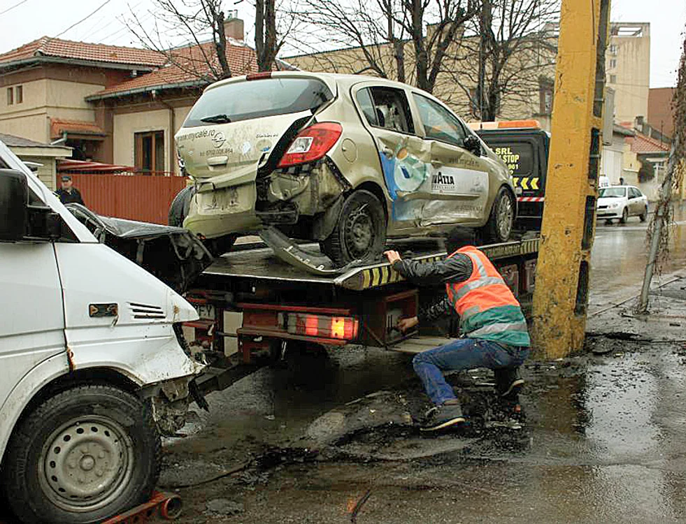 Opelul nu a acordat prioritate şi a izbit microbuzul supraîncărcat cu pasageri