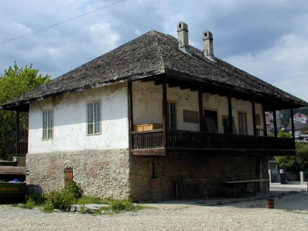 Conacul Olănescu - cea mai veche clădire din Râmnicu Vâlcea construită la jumătatea secolului XVIII - înainte de a rămâne fără acoperiş - în 2001 Foto Logia Rizea