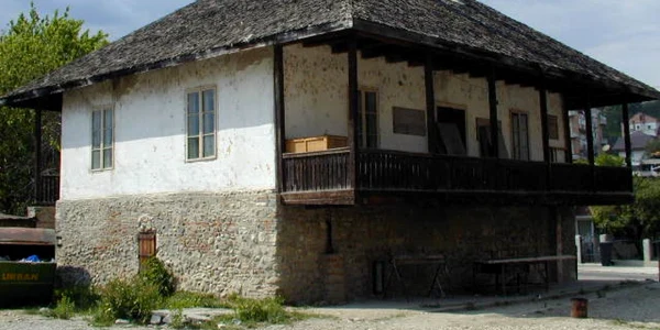 Conacul Olănescu - cea mai veche clădire din Râmnicu Vâlcea construită la jumătatea secolului XVIII - înainte de a rămâne fără acoperiş - în 2001 Foto Logia Rizea
