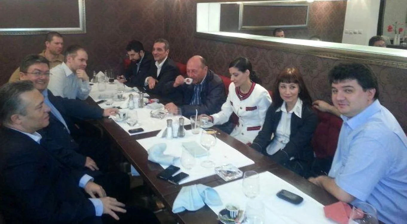Traian Băsescu, în mijlocul membrilor Mişcării Populare, în cadrul unei întâlniri din 7 aprilie2013 FOTO wall-street.ro