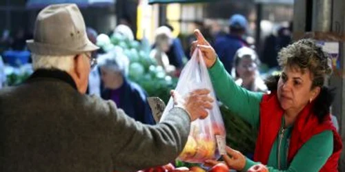 Comercianţii de fructe şi legume, amendaţi cu 250.000 de lei