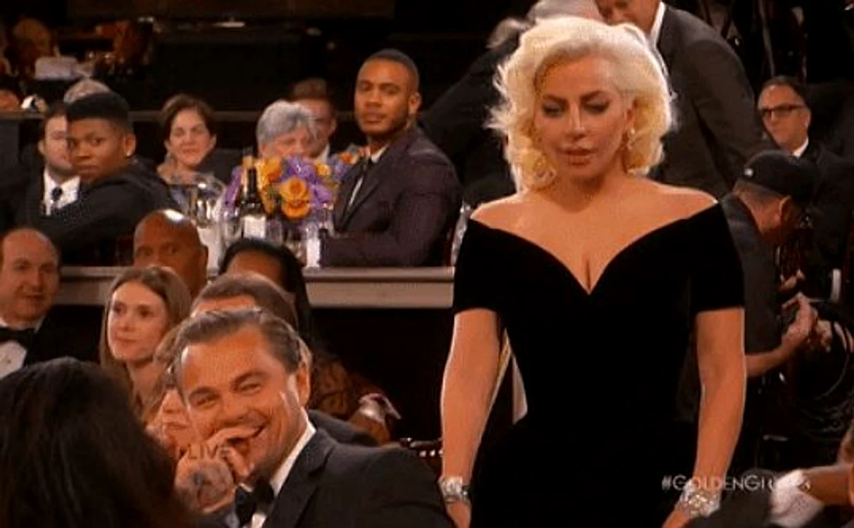 Lady Gaga (29 de ani) și Leonardo DiCaprio (41 de ani), la Globurile de Aur 2016foto: captură video