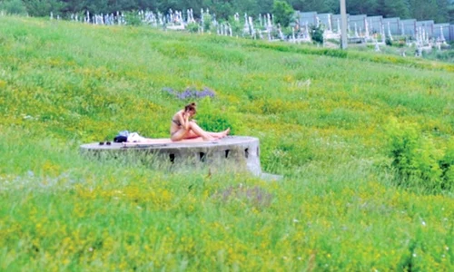 Dornice de un bronz  de invidiat, cele două  femei  nu par deranjate  de crucile din jurul lor  (FOTOGRAFII: Botoşăneanul) jpeg