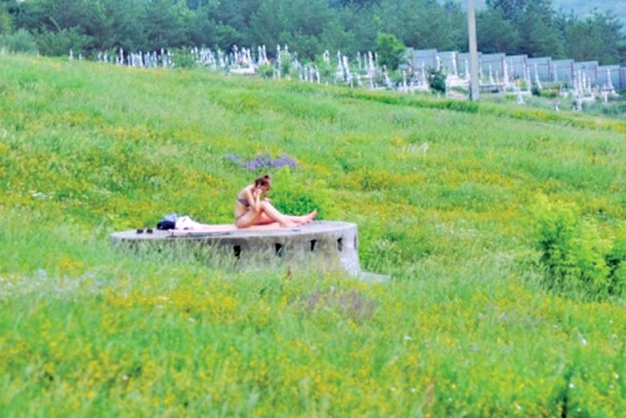 Dornice de un bronz de invidiat, cele două femei nu par deranjate de crucile din jurul lor (FOTOGRAFII: Botoşăneanul)